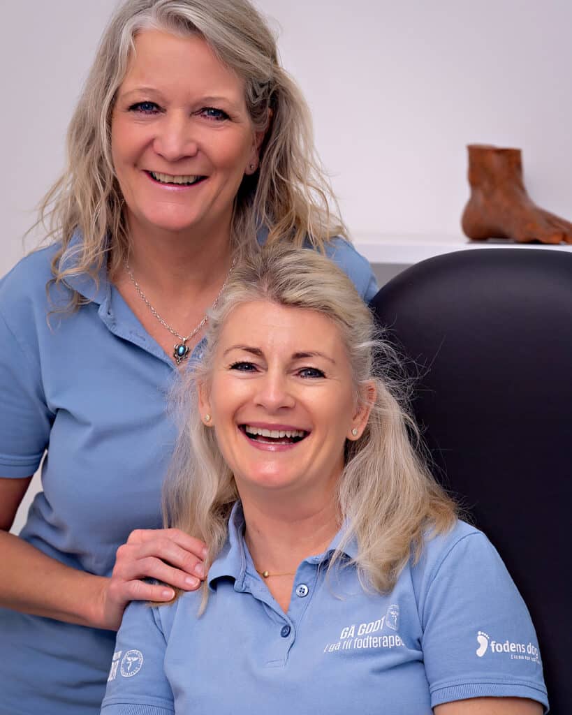 Fodbehandler Winni og Marianne samlet på en stol