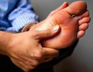 Mand med diabetes plejer sin fod